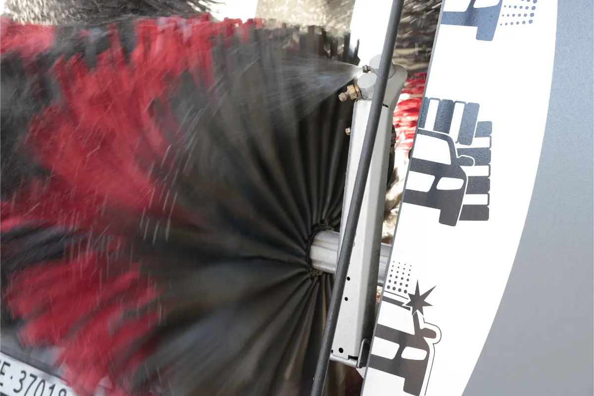 Detailaufnahme der Bürsten einer Waschanlage